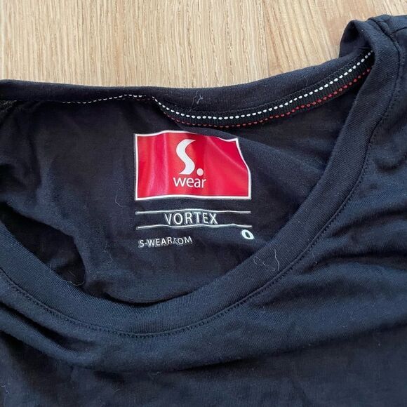 Black active shirt with open back - Picture 3 of 5